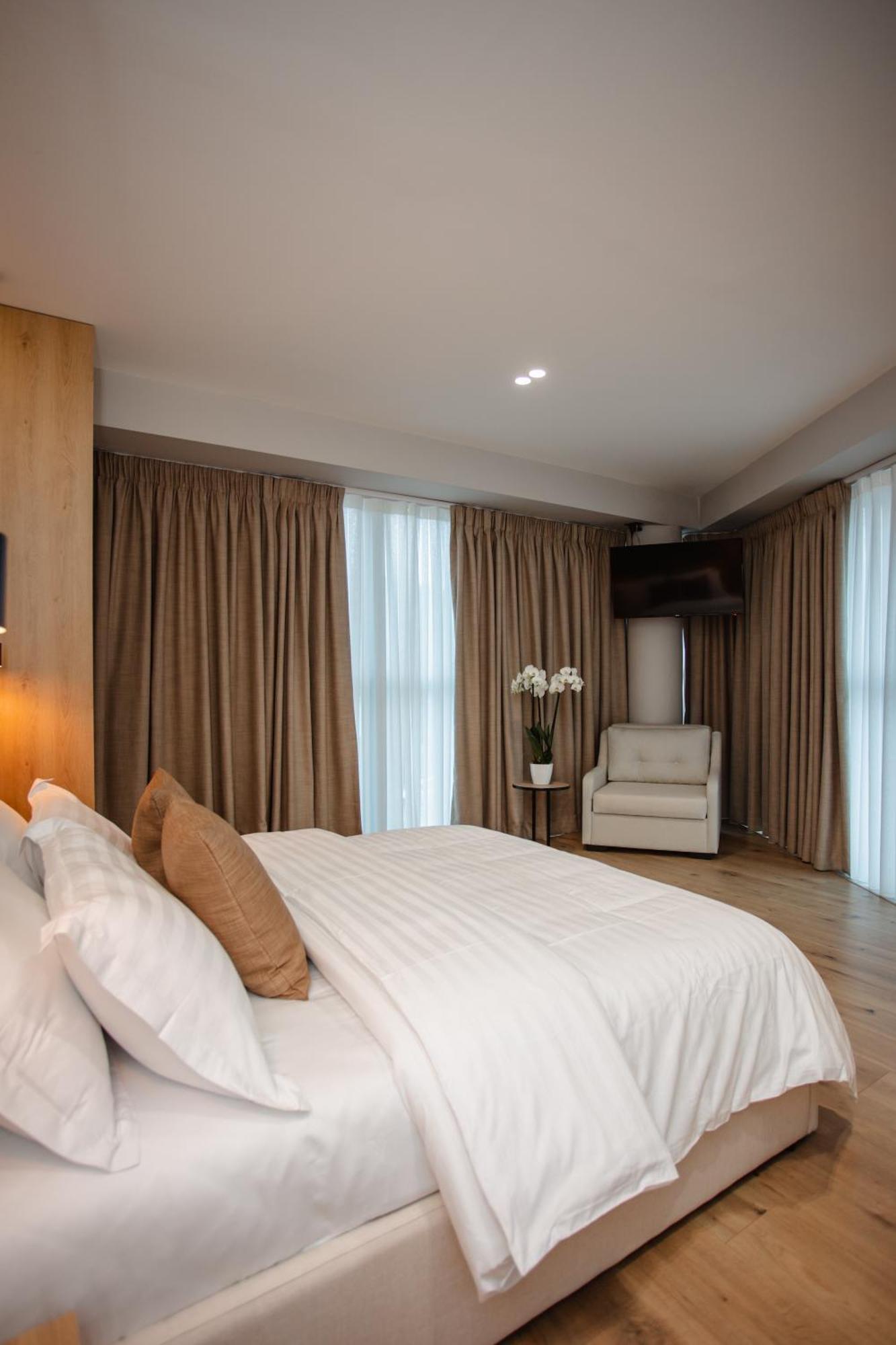 Oro Inn Hotel Shkodër エクステリア 写真